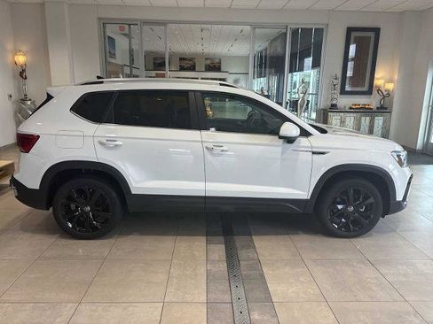 Used 2022 Volkswagen Taos SE image 2