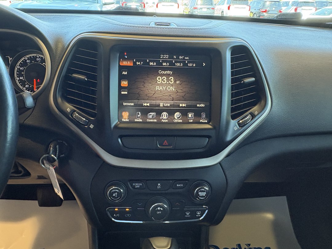 Used 2016 Jeep Cherokee Latitude w/ Cold Weather Group AWD/4WD image 16