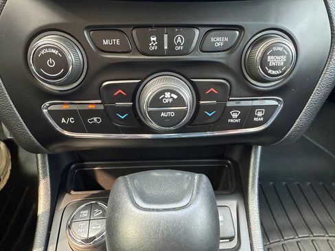 Used 2019 Jeep Cherokee Trailhawk w/ Cold Weather Group AWD/4WD image 37