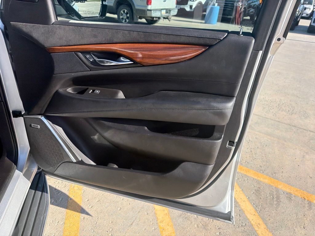 Used 2015 Cadillac Escalade Luxury RWD image 26