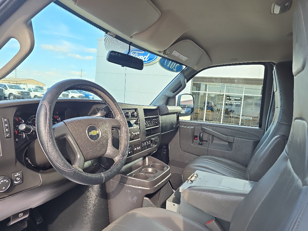 Used 2017 Chevrolet Express 2500 RWD image 18