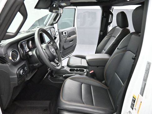 Used 2025 Jeep Gladiator Sport AWD/4WD image 11