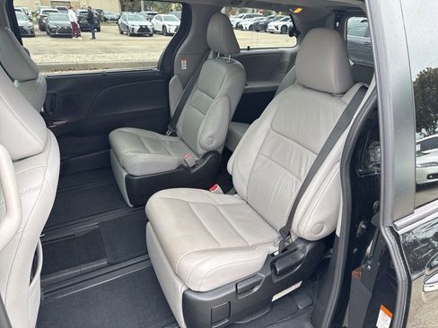 Used 2016 Toyota Sienna Limited Premium image 19
