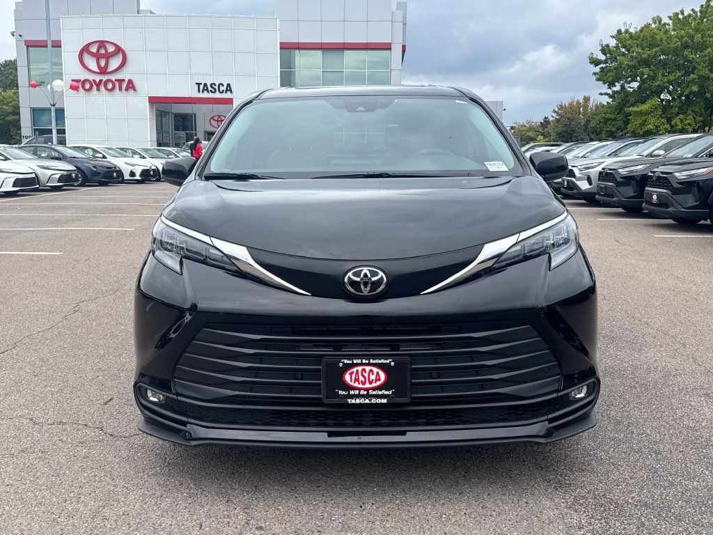 Used 2026 Toyota Sienna XLE AWD/4WD image 2