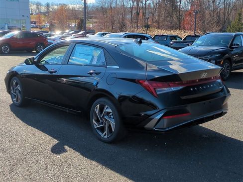 Used 2025 Hyundai Elantra Limited image 5