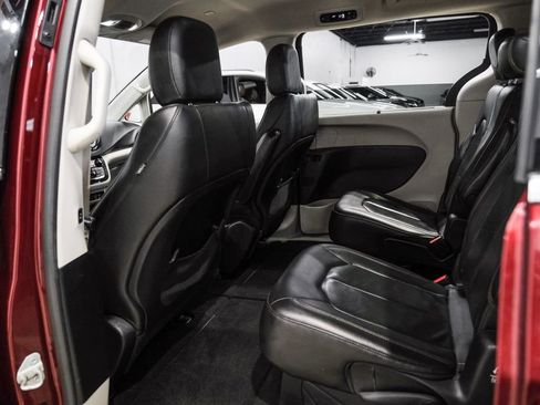 Used 2020 Chrysler Pacifica Touring-L image 39