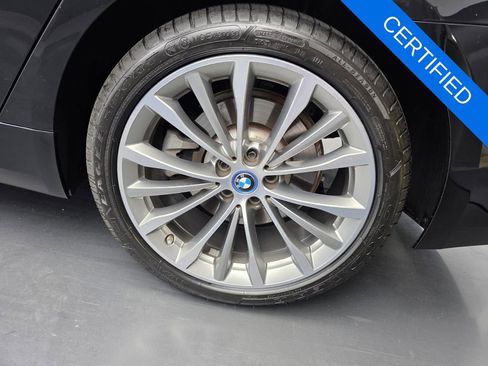 Used 2023 BMW 530e w/ Premium Package image 17