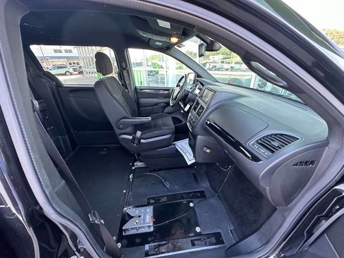 Used 2019 Dodge Grand Caravan SE image 19