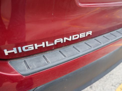 Used 2024 Toyota Highlander XLE FWD image 11