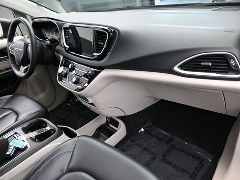 Used 2023 Chrysler Pacifica Touring-L FWD image 43
