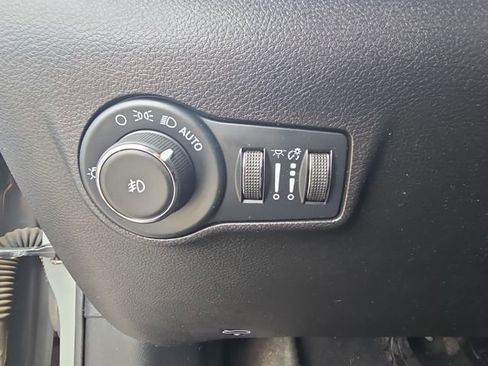 Used 2022 Jeep Compass Limited image 25