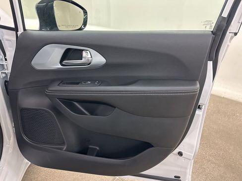 New 2026 Chrysler Pacifica Limited w/ S Appearance Package AWD/4WD image 17