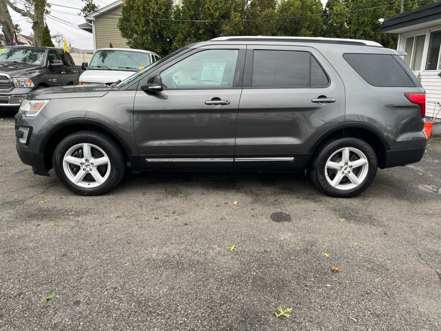 Used 2017 Ford Explorer XLT w/ Equipment Group 202A AWD/4WD image 4