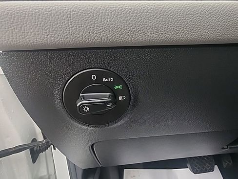 Used 2024 Volkswagen Taos SE image 19