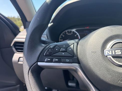 Used 2024 Nissan Altima 2.5 SV FWD image 9