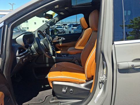 Used 2025 Chrysler Pacifica Pinnacle AWD/4WD image 26