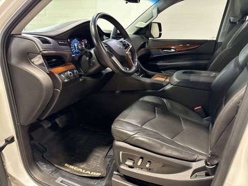 Used 2017 Cadillac Escalade ESV Luxury AWD/4WD image 31