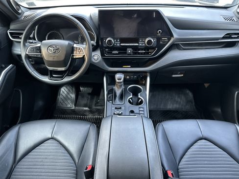 Used 2023 Toyota Highlander XSE image 2