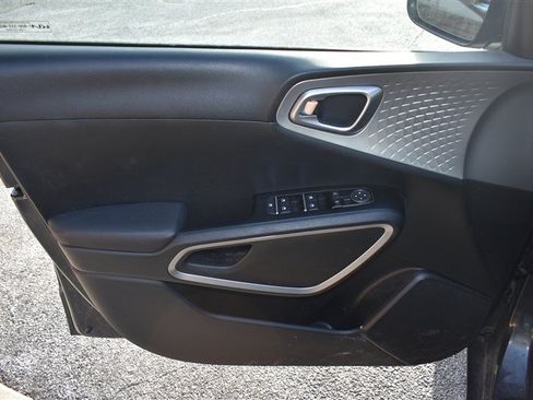 Used 2023 Kia Soul LX w/ LX Technology Package FWD image 9
