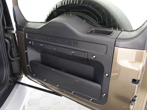 Used 2020 Land Rover Defender 110 First Edition image 25