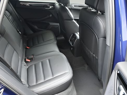 Certified 2025 Porsche Macan AWD/4WD image 10
