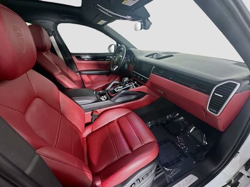 Certified 2023 Porsche Cayenne Platinum Edition image 29
