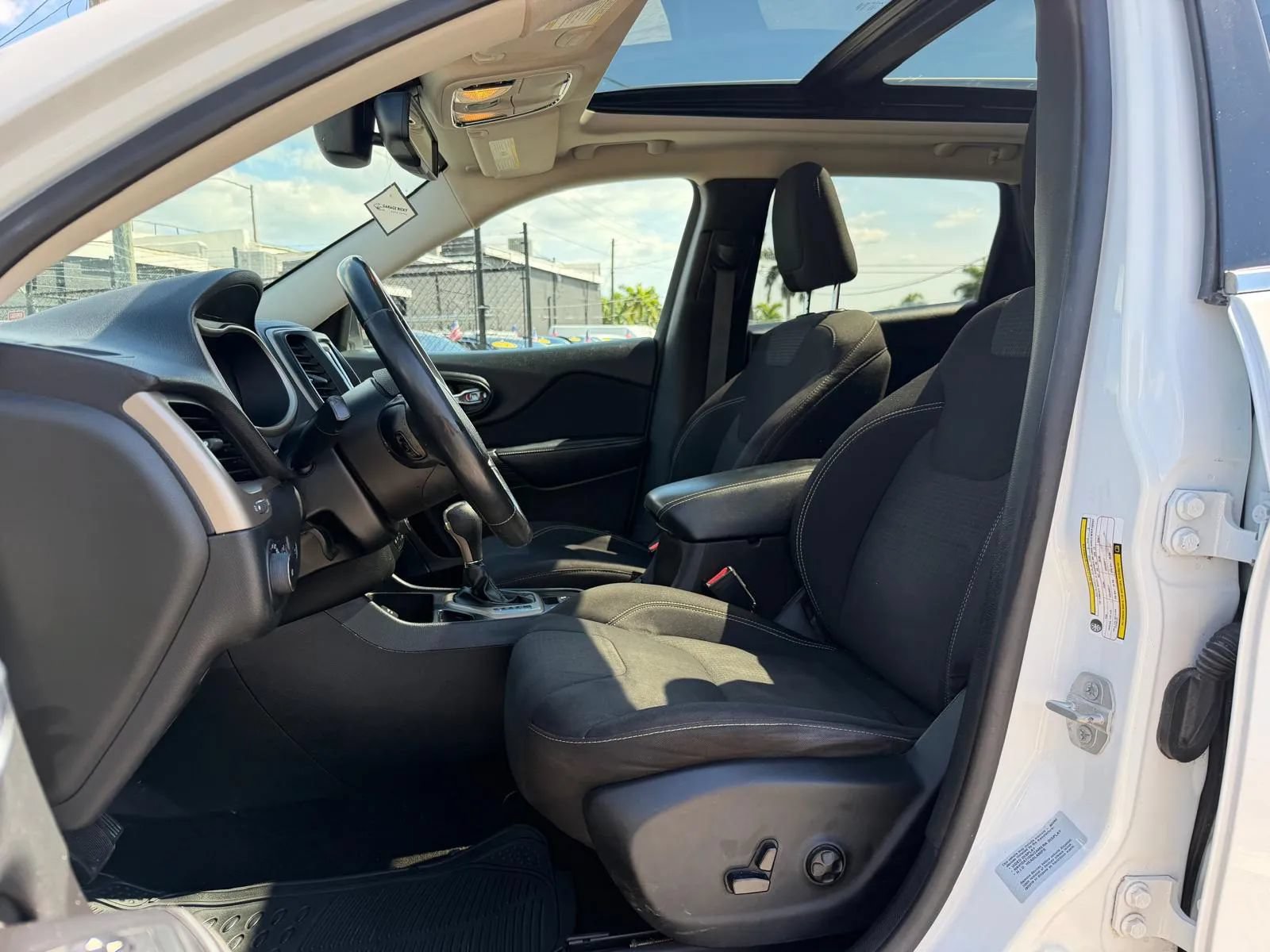 Used 2015 Jeep Cherokee Latitude w/ Comfort/Convenience Group FWD image 11