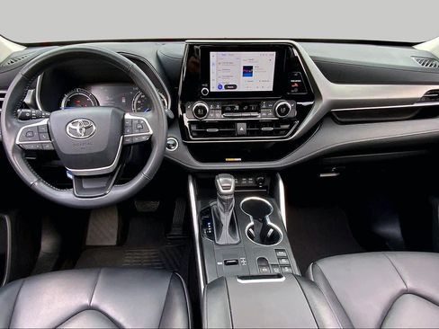 Used 2024 Toyota Highlander XLE AWD/4WD image 13