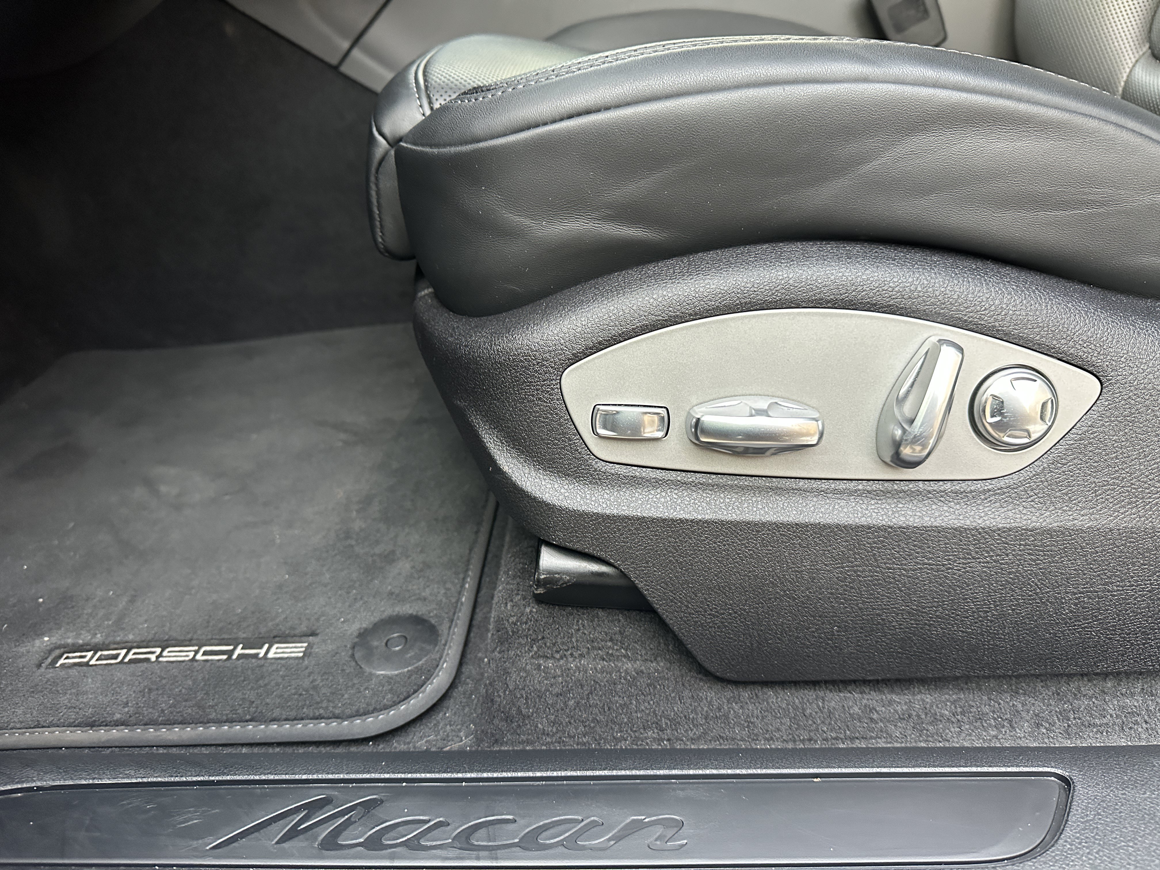 Certified 2025 Porsche Macan AWD/4WD image 20