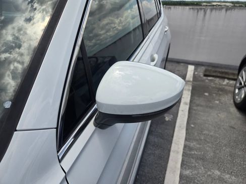 Certified 2021 Volkswagen Tiguan SE w/ Panoramic Sunroof Package FWD image 9