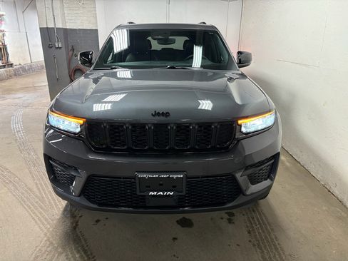 Used 2024 Jeep Grand Cherokee Altitude AWD/4WD image 5