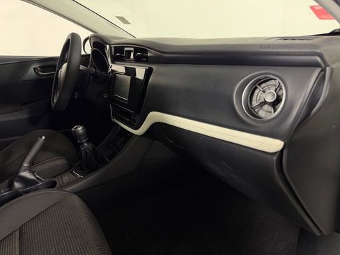 Used 2018 Toyota Corolla iM w/ Carpet Mat Package (TMS) FWD image 28