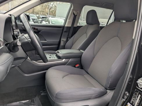 Used 2023 Toyota Highlander LE image 29