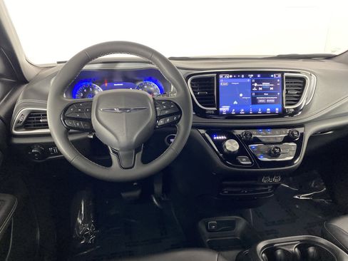 Used 2023 Chrysler Pacifica Touring-L w/ Uconnect Theater Family Group AWD/4WD image 20