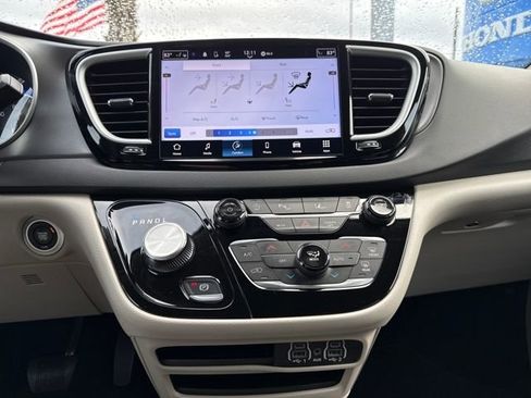 Used 2024 Chrysler Pacifica Touring-L image 24