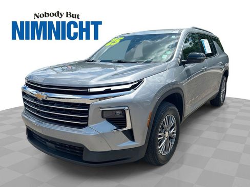 Used 2025 Chevrolet Traverse LT FWD image 1