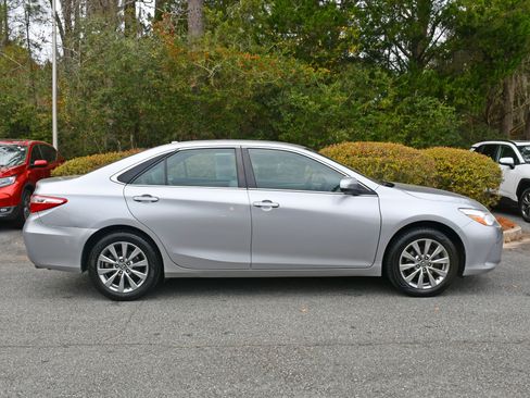 Used 2017 Toyota Camry XLE image 5