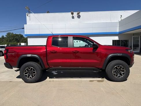 Used 2025 Chevrolet Colorado ZR2 w/ Technology Package AWD/4WD image 11