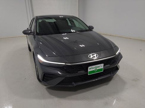 Used 2025 Hyundai Elantra SE FWD image 14