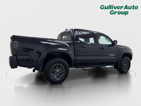 Used 2018 Toyota Tacoma SR5 AWD/4WD image 9
