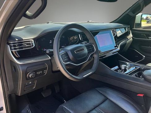 Used 2022 Jeep Wagoneer Series III w/ Flexible Seating Group AWD/4WD image 14