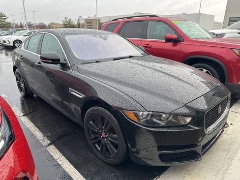 Used 2019 Jaguar XE Premium image 2