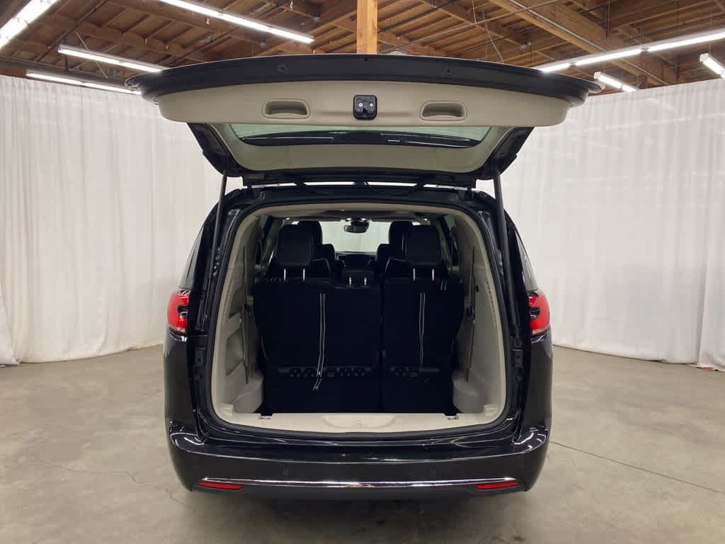 Used 2023 Chrysler Pacifica Limited FWD image 28