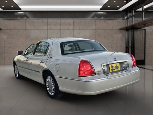 Used 2006 Lincoln Town Car Signature Limited image 2