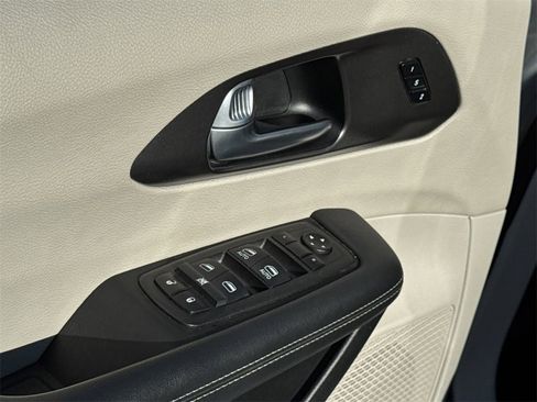 Used 2024 Chrysler Pacifica Select image 29