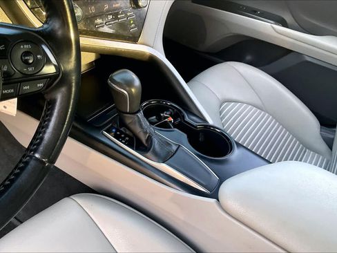 Used 2019 Toyota Camry SE FWD image 16