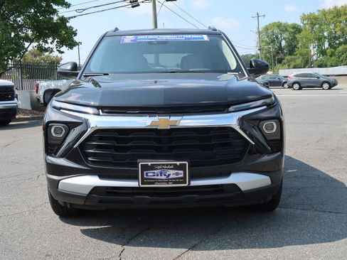 Used 2024 Chevrolet TrailBlazer LT AWD/4WD image 3
