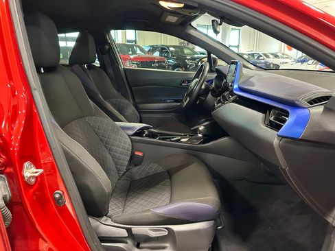 Used 2020 Toyota C-HR XLE FWD image 34
