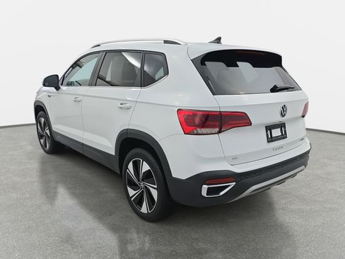 Certified 2024 Volkswagen Taos SE image 5
