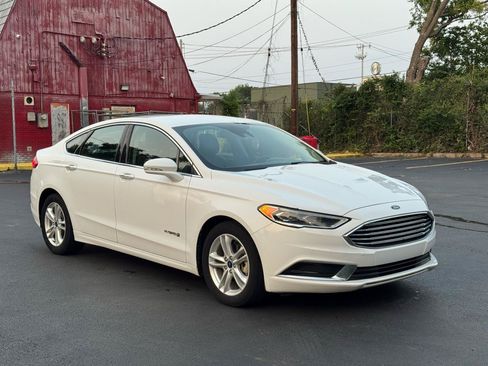 Used 2018 Ford Fusion SE w/ Equipment Group 602A FWD image 2